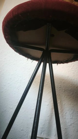 Pareja de taburetes altos rojos y negros