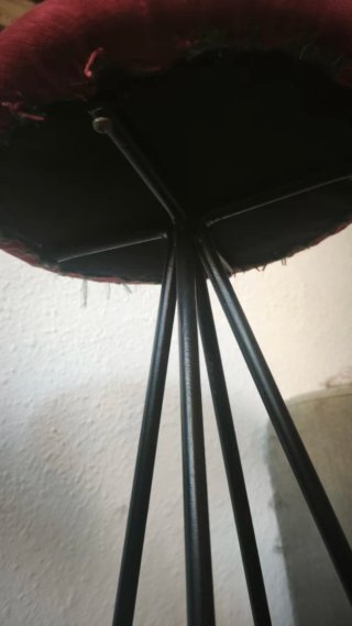 Pareja de taburetes altos rojos y negros