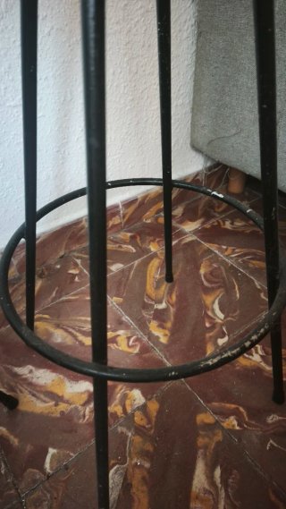 Pareja de taburetes altos rojos y negros