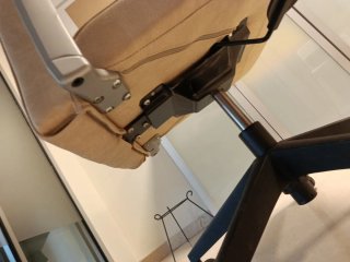 Silla de oficina cuero beige y negro