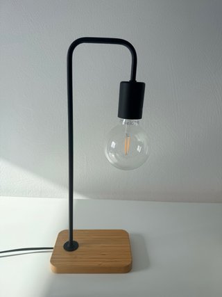 Lámpara de mesa moderna metal y madera
