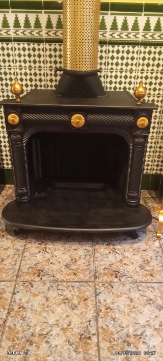 Chimenea de hierro colado negra y dorada
