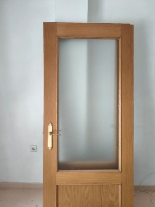 Puerta de madera con cristal