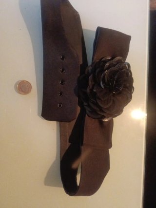 Cinturón de tela con flor, encaje y lentejuelas