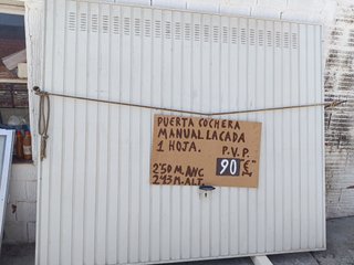 Puerta cochera lacada blanca.