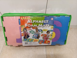 Alfombra puzzle con letras.