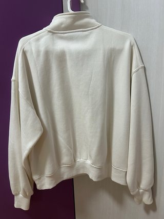 Sudadera blanca con cremallera y logo