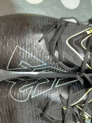 Botas de fútbol Nike negras y verdes