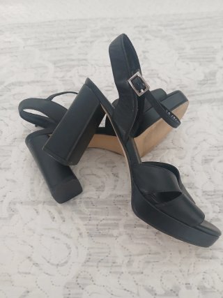 Sandalias de tacón negras