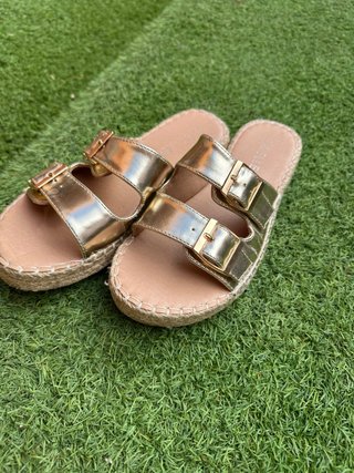 Sandalias doradas con hebillas