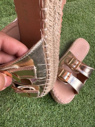Sandalias doradas con hebillas