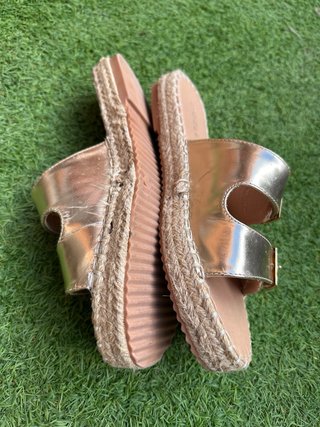 Sandalias doradas con hebillas