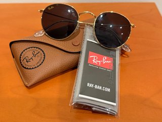 Gafas de sol Ray-Ban doradas y negras