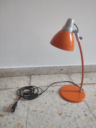 Lámpara de escritorio naranja y gris de LED