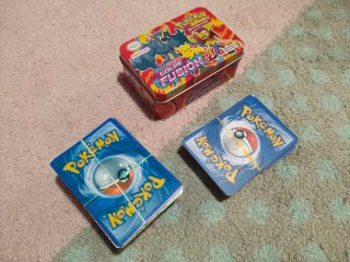 Lote de 200 cartas Pokémon+lata