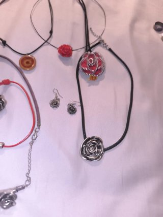 Lote de bisutería: rosas y piedras