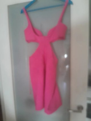 Vestido rosa con aberturas Con zapatos a juego