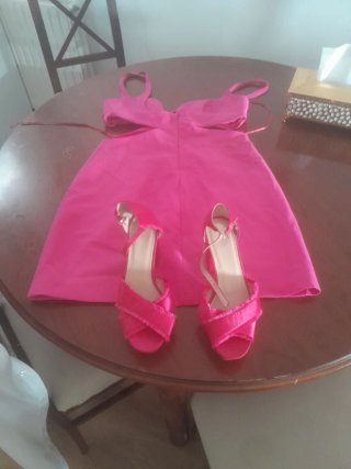 Vestido rosa con aberturas Con zapatos a juego