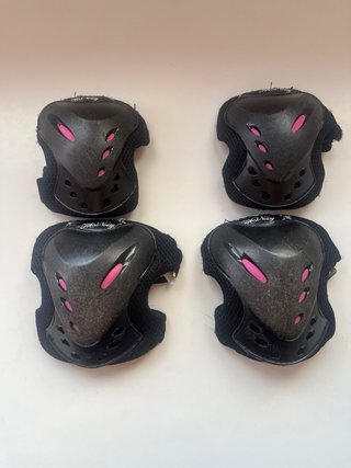 Patinetes rosas y negros con protecciones y bolsa