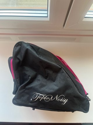 Patinetes rosas y negros con protecciones y bolsa