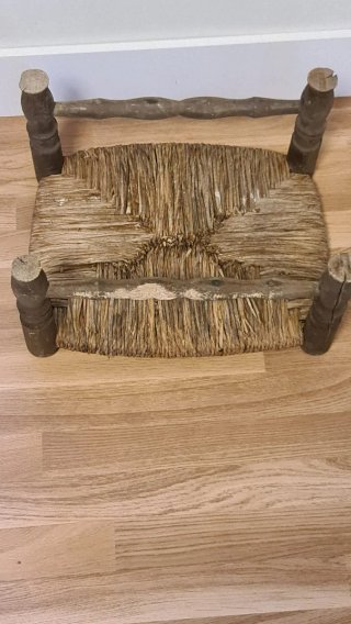 Taburete antiguo de enea y madera