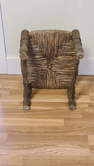 Taburete antiguo de enea y madera