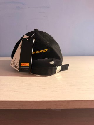 Gorra Pirelli F1 Negra y Dorada