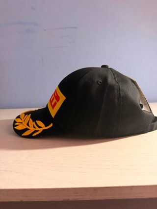 Gorra Pirelli F1 Negra y Dorada