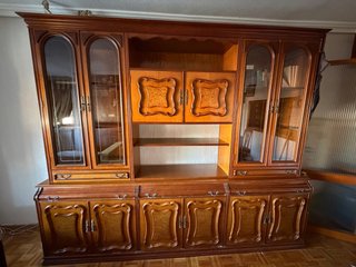 Mueble de salón de madera y cristal