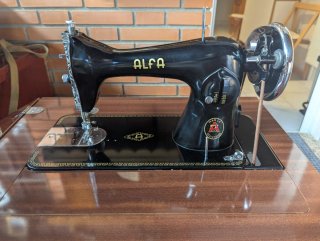 Máquina de coser Alfa con mueble