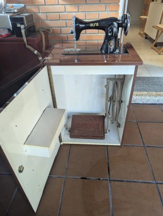 Máquina de coser Alfa con mueble