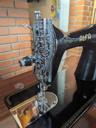 Máquina de coser Alfa con mueble