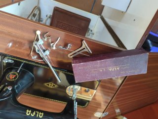 Máquina de coser Alfa con mueble