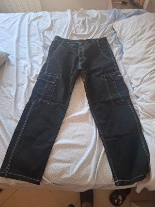 Pantalones cargo negros con costuras blancas