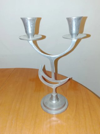 Candelabro de metal plateado