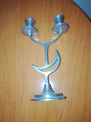 Candelabro de metal plateado