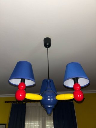 Lámpara infantil azul, roja y amarilla