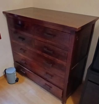 Cómoda de madera marrón
