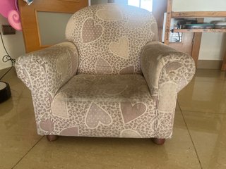 Sillón infantil con estampado de corazones.