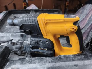 Taladro percutor a batería DeWalt 24V para piezas