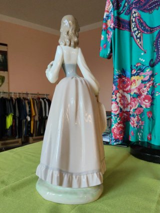 Figura Lladro mujer con sombrero