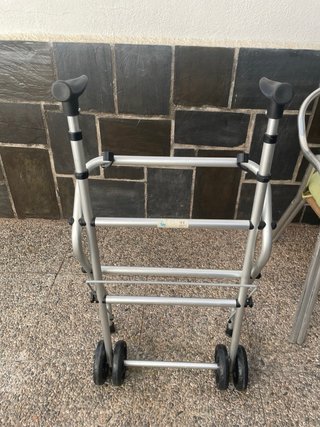 Andador de aluminio plegable