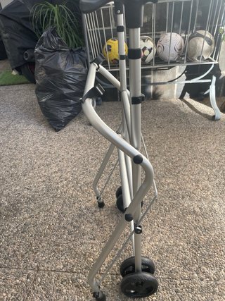 Andador de aluminio plegable