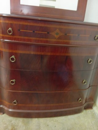 Cómoda de madera con espejo