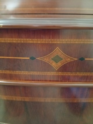 Cómoda de madera con espejo