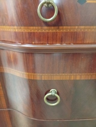Cómoda de madera con espejo