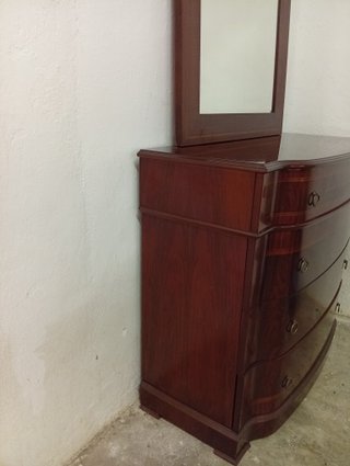 Cómoda de madera con espejo