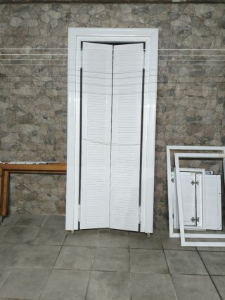Puerta aluminio blanca plegable