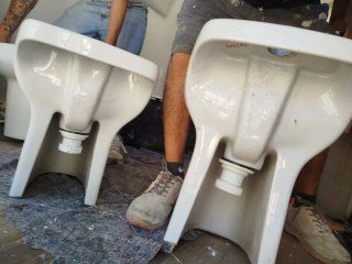 Bidés de porcelana blancos en buen estado.