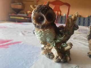 Figuras de búhos decorativos